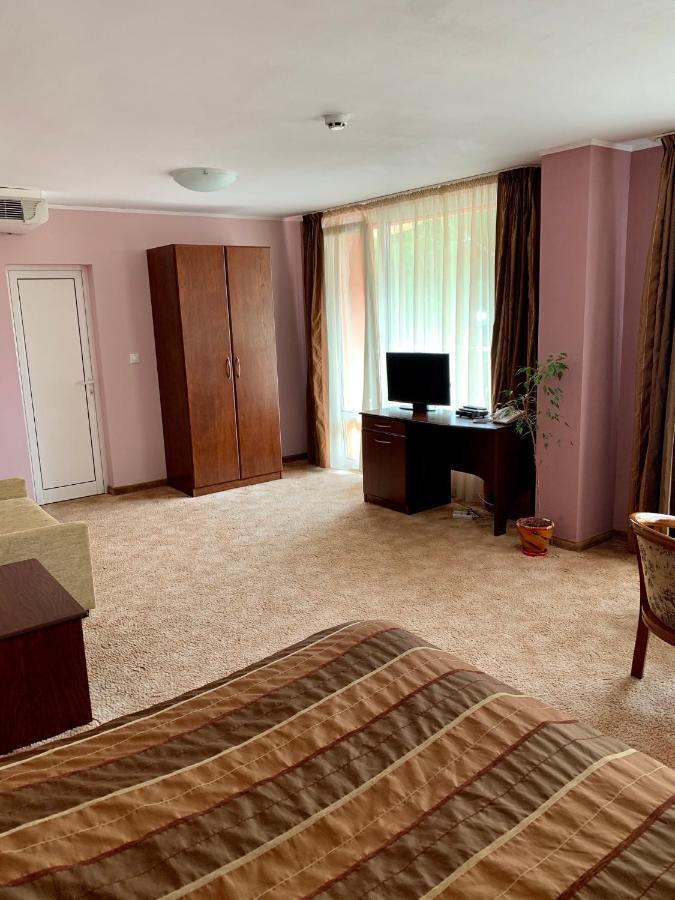 Hotel Elena Veliko Tărnovo Exteriör bild